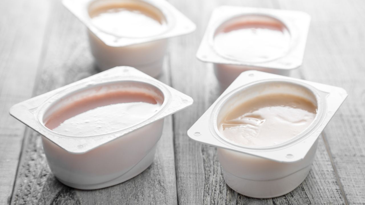 prírodný bio jogurt rôznych druhov na drevenom pozadí