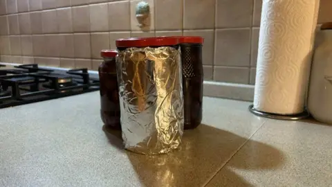 zaváraninový pohár zabalený v alobale