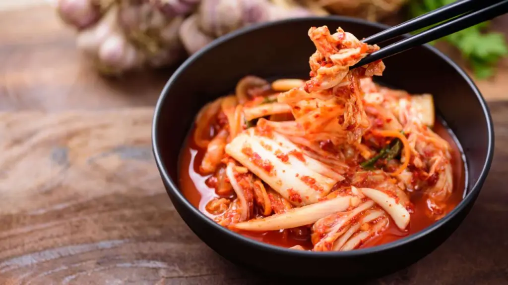 Jedlo z kapusty kimchi v miske, ktoré sa jedia paličkami – kórejské jedlo