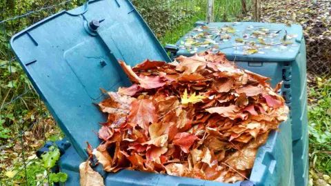 Kompostér plný jesenného lístia, z ktorého vznikne listový mulč