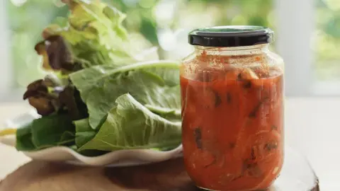 Sklenená nádoba s domácim fermentovaným kimchi. Tradičná kórejská kuchyňa. Vegánske jedlo s probiotikami pre zdravie čriev