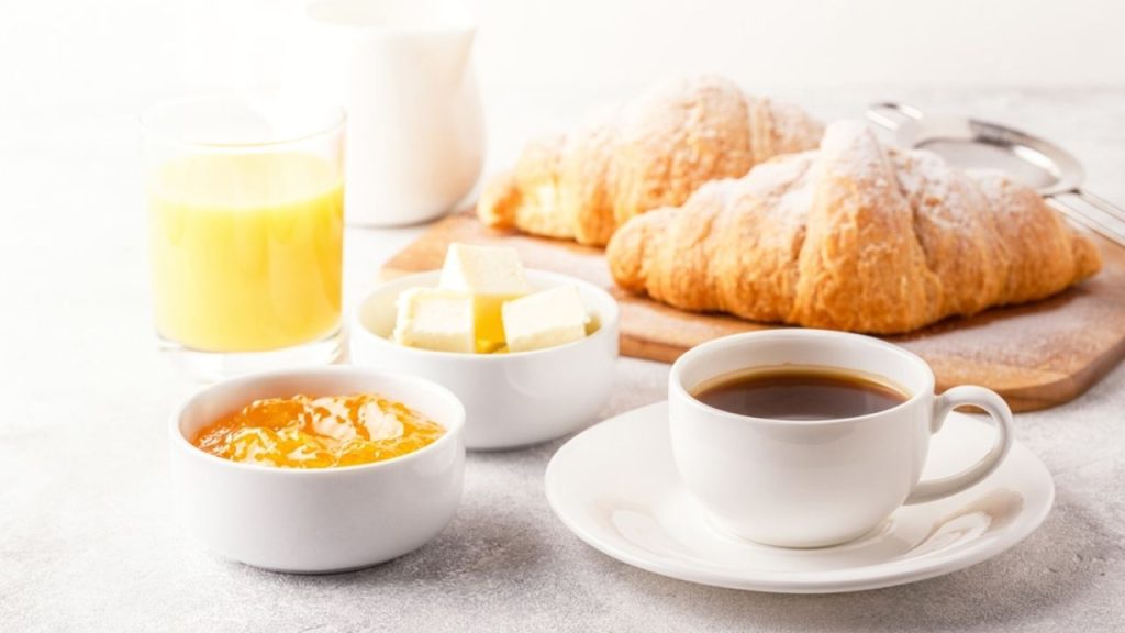 Kontinentálne raňajky s čerstvými rožkami (croissant), pomarančovým džúsom a kávou, výber z ponuky.