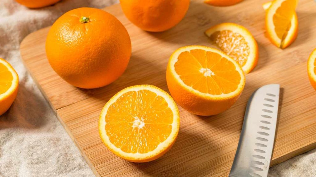 Surové bio sladké pomaranče, rozrezané na polovice, pripravené na konzumáciu